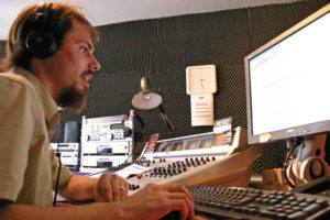 Abbildung 2: Live aus dem Studio: Manuel Schneider liest Veranstaltungshinweise aus dem Sender-Wiki vor.