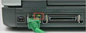 Abbildung 2: Ist das Netzwerk-Device per »ifconfig« oder »ifdown« abgeschaltet, leuchtet zwar bei angeschlossenem Kabel die Link-LED. Aber der Treiber versucht weder die Netzwerkgeschwindigkeit zu ermitteln noch meldet er ein angeschlossenes Kabel.