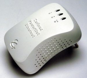 Abbildung 2: Das Corinex Powernet PN-EW ist besonders kompakt, zum Lieferumfang gehört zudem das Linux-Administrationsprogramm Cpntool.