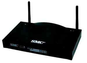 Abbildung 2: Der Wireless Access Router SMC2804WBR bietet einen internen Switch mit vier Ethernet-Anschlüssen und einen 10/100-MBit-Ethernet-Anschluss für DSL oder Netzwerk. Die Firmware mit Webfrontend enthält neben einem Paketfilter auch eine Firewall.