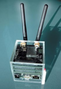 Abbildung 2: Prototyp eines winzigen Access Point auf Mips-Basis, betrieben mit Debian GNU/Linux.