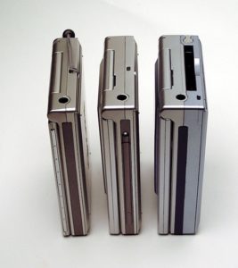 Abbildung 2: Der Yopy YP-3500 (Mitte) ist mit zwei Zentimetern deutlich dicker als der YP-3000 (links), der Compact-Flash-Slot bringt den YP-3700 (rechts) sogar auf knapp 2,5 Zentimeter.