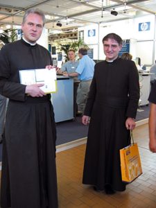 Abbildung 2: Pater Zaby (links) und Pater Weinzierl suchten auf dem Linuxtag Anschluss ans Irdische.