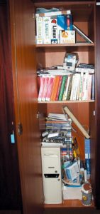 Abbildung 2: Der Linux-Schrank zeugt von der Sammelwut der Mitglieder.