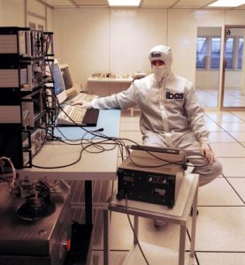 Abbildung 2: Der Pattern Analyzer zeichnet die Spuren eines Platters analog auf. Der Techniker steuert den Kopf mittels Oszilloskop an die Lese-Position.
