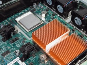 Abbildung 2: Die beiden Opterons sitzen unter flachen Kupfer-Kühlkörpern, die von vier kleinen Lüftern angeblasen werden.