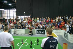 Abbildung 2: Trotz der technischen Probleme der humanoiden Roboter mit brechenden Gelenken und heißlaufenden Motoren waren die Zuschauerränge bei den Spielen der Zweibeiner stets voll besetzt.