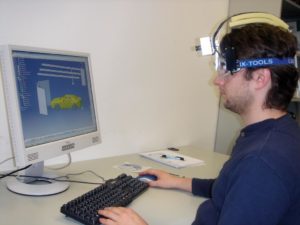 Abbildung 2: Das Blickerfassungssystem Dikablis arbeitet kabellos und wird wie eine Brille getragen. Damit ist Usability-Forschung an praktisch jedem Arbeitsplatz möglich, ohne den Probanden übermäßig zu stören.