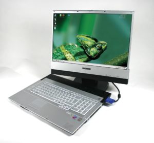 Abbildung 3: Mit wenigen Handgriffen und dem im Lieferumfang enthaltenen Monitor-Standfuß wird das Display des Notebooks zu einem vollwertigen Monitor mit VGA- und DVI-Eingang. Da das Notebook keinen DVI-Ausgang besitzt, wird es im externen Betrieb über den VGA-Anschluss mit dem Display verbunden.