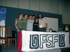 Abbildung 3: Die Gründungsversammlung der FSFLA. Von links nach rechts: Fernanda Weiden, Mario Bonilla, Juanjo Ciarlante, Alexandre Oliva, Beatriz Busaniche, Federico Heinz. Es fehlt auf dem Bild Enrique Chaparro, der seine Tochter in Buenos Aires abholen musste.