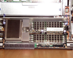 Abbildung 3: Der Open-Power-Server 720 kann zwei CPU-Module aufnehmen, auf denen jeweils der Dual-Core-Prozessor, sämtliche Caches (L1 bis L3) und mindestens 4 GByte RAM untergebracht sind. Jedes CPU-Modul emuliert mit seinen zwei Prozessorkernen und SMT vier logische Prozessoren.