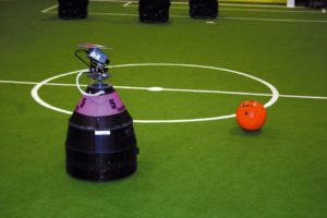 Abbildung 3: Viele Roboter verfolgen den Ball mit einer schwenkbaren Kamera wie hier beim Roadrunner des Teams Ulm Sparrows. Direkt unter der Kamerahalterung ist ein Teil des kegelförmigen Spiegels der Omni-Cam zu erkennen.