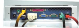 Abbildung 3: Auf den ersten Blick sehr einsteigerfreundlich ist die farbige Netzverkabelung im Lieferzustand. Nur die Beschriftung der Ethernet-Buchsen will dazu gar nicht passen.