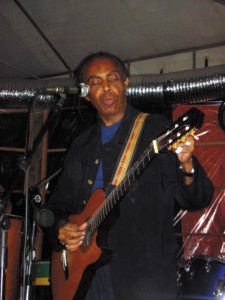Abbildung 3: Showtime in Porto Alegre: Brasiliens Kultusminister Gilberto Gil greift auf dem 5. Weltsozialforum in die Gitarrensaiten.