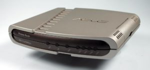 G Abbildung 3: Der Router WL-500G von Asus verwendet die gleiche Hardwarebasis wie der WRT54G von Linksys. Das neuere Modell Asus WL-500GD wird von OpenWRT allerdings noch nicht unterstützt.