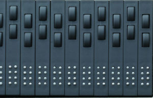 Abbildung 3: Elektronische Braillezeilen verwenden acht Punkte. Darüber sind die Tasten für das Cursor-Routing zu sehen.