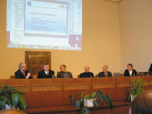 Abbildung 3: Die hochkarätig besetzte Pressekonferenz der D-Grid-Initiative, von links nach rechts: Moderator Wolfgang Noelke (Wissenschaftsjournalist), Dr. Wolf-Dieter Lukas (Ministerialdirigent im BMBF), Herbert Kircher (Geschäftsführer IBM Deutschland Entwicklung GmbH, Böblingen), Prof. Wolfgang Hiller (Alfred Wegener Institut, D-Grid-Lenkungsausschuss), Dr. Hans Falk Hoffmann (Cern), Prof. Edward Seidel (Louisiana State University).