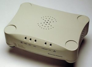 Abbildung 3: Das Corinex Powernet PN-E2 ist als Tischgerät ausgeführt und hat auf der Rückseite einen Crossover-Schalter für den Anschluss von PC oder Hub.