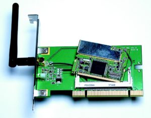 Abbildung 3: Mini-PCI-Karten sind schwer zu beschaffen, weshalb es sich oft lohnt, einfach eine Linux-taugliche PCI-WLAN-Karte auszuschlachten und ins Notebook einzubauen.
