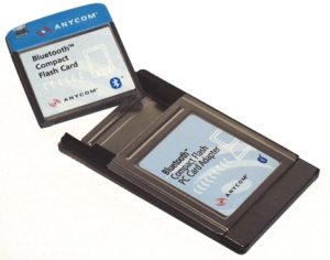 Abbildung 3: ... ebenso wie der Compactflash-Adapter CF-2001, der mit einem PC-Card-Adapter für den Betrieb in Notebooks ausgeliefert wird.