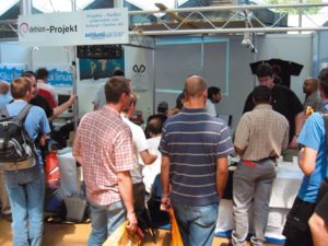 Abbildung 3: Der Debian-Stand auf dem Linuxtag war in diesem Jahr sehr gut besucht. Dort beantworteten Debian-Entwickler die Fragen der zahlreichen Besucher.