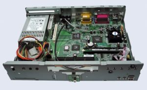 Abbildung 3: Die geöffnete Settop-Box ohne Laufwerksbrücke und Frontblende. Das Miniaturnetzteil links oben sorgt für ordentlich Lärm, der CPU-Lüfter (rechts) fällt dann gar nicht mehr auf.