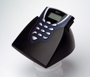 Abbildung 3: Das Kobil Kaan Standard Plus kann samt Display und Tastatur aus dem schwarzen Ständer herausgenommen werden, es hat dann nur noch die Größe eines Handballens.