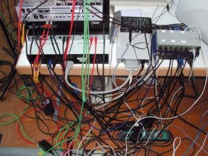 Abbildung 3: Wenn zwei elektronisch aufeinander treffen, geht es ohne Kabelziehen nicht ab.