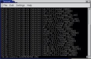 Abbildung 3: Kein großer Aufwand: Nach einem »apt-get install kdebase kdm« lädt Apt die Pakete aus dem Netz und installiert sie anschließend.