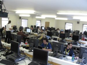 Abbildung 3: Für ausgedehnte Programmiersitzungen standen den KDE-Entwicklern zwei Rechnerräume zur Verfügung.