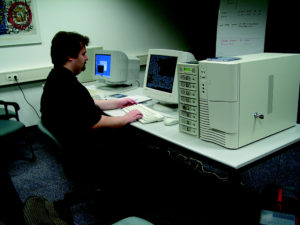 Labormitarbeiter Mirko Dölle am Itanium.