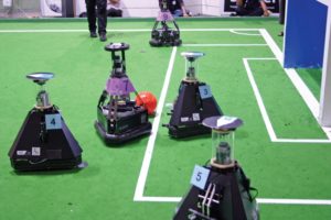 Abbildung 3: Die Brainstormer Tribots der Uni Osnabrück zeigten exzellente Spiele, hier eins gegen das Team Hibikino und Musashi aus Japan, das die Brainstormers mit 7:4 gewannen.
