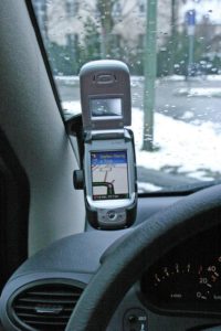 Abbildung 3: Ohne Anschlüsse für externe GPS- oder GSM-Antennen musste das A780 für die Testfahrt an der Frontscheibe befestigt werden statt an der Telefonkonsole des Autos. Der 3D-Modus des Navigationsprogramms erwies sich als sehr übersichtlich.
