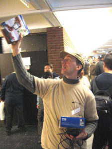 Abbildung 3: Fosdem-Organisator Raphael Bauduin verlost zwei Nokia-770-Handhelds unter den Spendern.