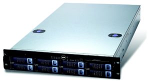 Abbildung 1: Der Testrechner Zero-One RM-250 von CTT ist mit acht SATA-Festplatten und einem entsprechenden Controller von 3Ware bestückt.