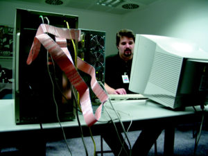 Intels Itanium im Test des Competence Center. Gut zu sehen ist die Verkabelung des Raid-Systems.