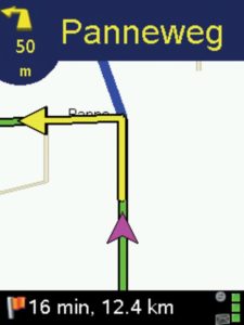 Abbildung 4: In der Kartenansicht zeichnet Copilot den bislang zurückgelegten Weg mit violetten Pfeilen ein, wenn die Option »GPS-Spur« aktiv ist. Die GPS-Koordinaten landen permanent auf der Flashkarte und lassen sich nur per Dateimanager löschen.