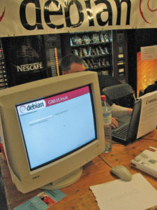 Abbildung 4: Vollautomatische Installationen rund um die Uhr: Das Debian-Projekt demonstrierte an seinem Stand den neuen Installer.