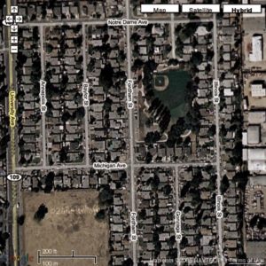Abbildung 4: Das HTML-File blendet auch die Karte ins Satellitenbild ein. Die Namen der Straßen erscheinen über deren Abbildern.