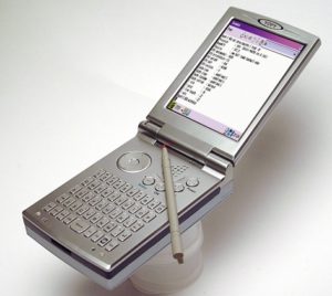 Abbildung 5: Der Yopy YP-3700 ist relativ schmal und liegt gut in der Hand, aber durch den Compact-Flash-Slot hinter dem Displayscharnier sehr dick.