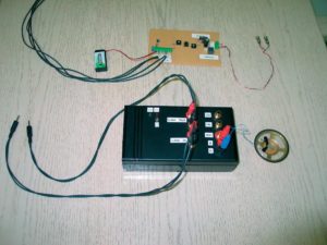 Abbildung 5: Im Hintergrund ist der erste Prototyp der Messanordnung zu sehen. Die Verdrahtung erfolgt auf einer Lochrasterplatine. Im Vordergrund ist die endgültige Version im Gehäuse zu sehen.