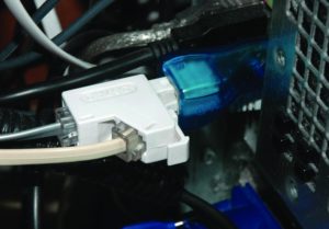 Abbildung 6: Zwei Sensoren stecken über einen Telefonkabel-Splitter im One-Wire-USB-Dongle, der wiederum an ein Linux-System angeschlossen ist.