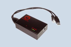 Abbildung 6: IPX schleift gegen Aufpreis eine Systolan-Firewall als Bridge zwischen Server und Netzwerk. Der Strom kommt aus dem USB-Anschluss.