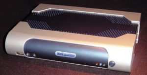 Abbildung 6: Die Net-Equalizer-Appliance Serie 500. Sie arbeitet als transparente Bridge zwischen Internetzugang und lokalem Netz.