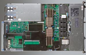 Abbildung 6: Auf diesem Dell Poweredge mussten sich die drei Mailserver beweisen. Die Komponenten: 1 CPU, 2 RAM, 3 SCSI-Raidcontroller, 4 Arretierbügel, 5 PCI-Express-Steckplätze, 6 Steckkontakte, 7 Battery-Pack des SCSI-Raidcontrollers.