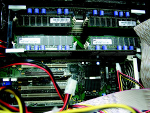 Ein Blick ins Innere des Testrechners. Zu erkennen sind die zwei Speicherbänke mit je 1 GByte RAM sowie unten die 64-Bit-PCI-Slots.