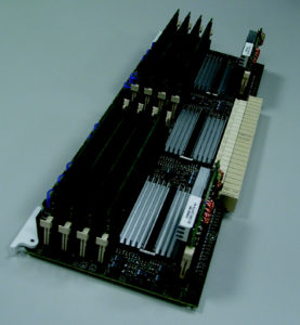 1 GByte Hauptspeicher. Die Chips für die Speicherverwaltung sind extra gekühlt, für die Energieversorgung gibt es eigene Regler und Pufferkondensatoren.