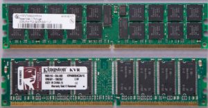 Abbildung 7: Oben: Das im Dell-Server verbaute DDR-SDRAM-Modul (Double Data Rate), PC2 mit 333 MHz und 2 GByte. Die hohe Taktfrequenz und die Nutzung beider Taktflanken führen zu schnellen Zugriffszeiten. Entscheidend für Serversysteme ist, dass das Modul mit einem ECC-RAM ausgestattet ist (Error Correction Code). Es erkennt Fehler, die gelegentlich bei der Datenübertragung entstehen. Dagegen ist das unten abgebildete 400-MHz-RAM wegen fehlender ECC-Funktionalität nur für Desktop-PCs zu empfehlen.