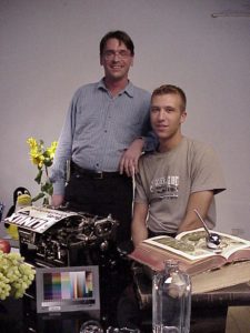 Laborleiter Oliver Kluge mit Benchmark- Entwickler Felix Marcon am Set.