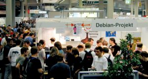 Trotz größerer Fläche gab es um den Debian-Stand wieder Gedränge der Geeks. 